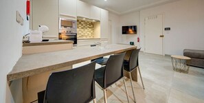 Een koelkast, een oven, een kookplaat, een vaatwasser