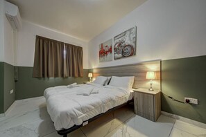 4 slaapkamers, een bureau, een strijkplank/strijkijzer, reisbedje