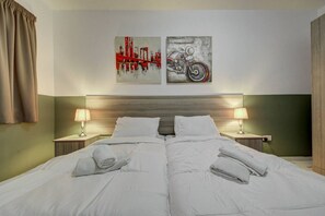 4 عدّة غرف نوم ومكتب ومكواة/لوح كي وسرير سفر