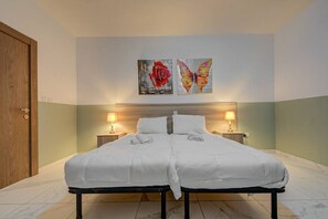 4 Schlafzimmer, Schreibtisch, Bügeleisen/Bügelbrett, Reisekinderbett