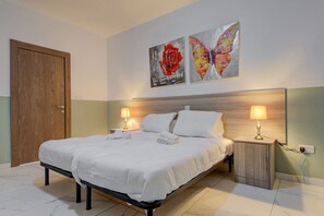 4 室のベッドルーム、デスク、アイロン / アイロン台、旅行用ベビーベッド