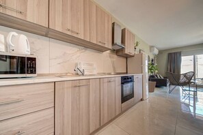 ثلاجة، ميكروويف، فرن، موقد طهي مسطح