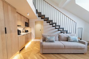 Appartement Classique, 2 chambres, non-fumeurs, en mezzanine | Coin séjour | TV connectée de 55 pouces avec chaînes numériques