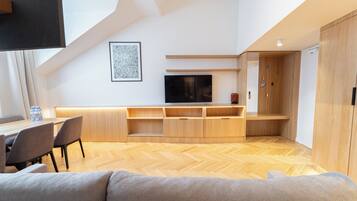 Classic Apartment, 2 Bedrooms, Non Smoking, Mezzanine | Living area