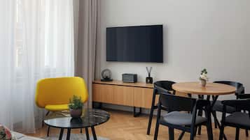 Departamento clásico, 2 habitaciones, para no fumadores, aire acondicionado | Área de sala de estar | Smart TV de 55 pulgadas con canales digitales