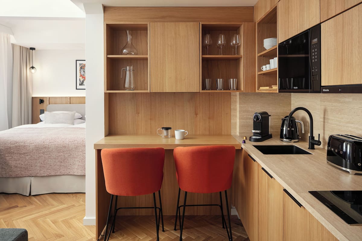Een moderne keuken met houten kastjes, een koffiezetapparaat, een broodrooster en een spoelbak.