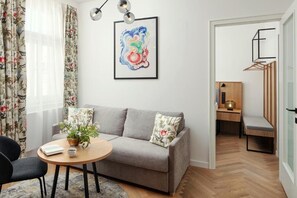 Leilighet – classic, 1 soverom, ikke-røyk, aircondition | Oppholdsrom | En 55-tommers smart-TV med digitale kanaler