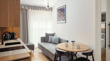 Apartemen Klasik, 2 kamar tidur, Bebas Asap Rokok, AC | Area keluarga | Smart TV 55-inci dengan saluran TV digital