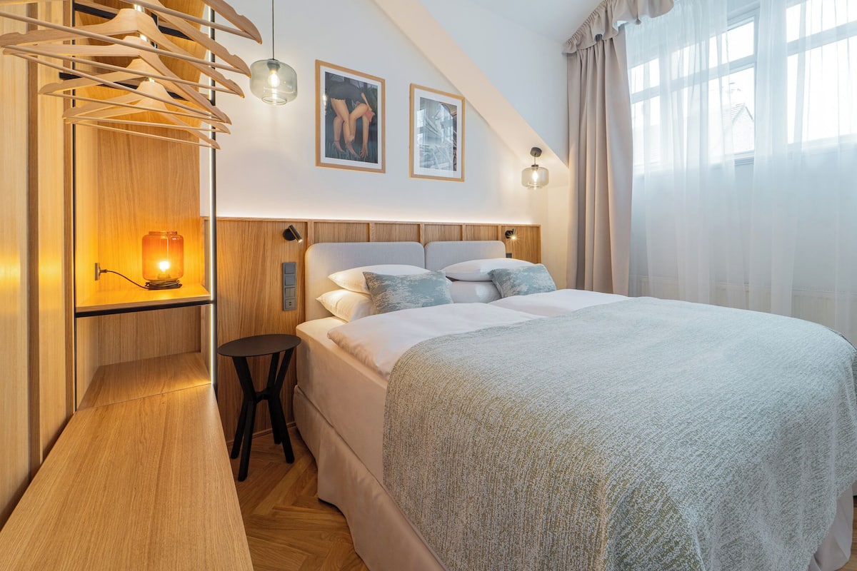 Klassiek appartement, 2 slaapkamers, niet-roken, op tussenverdieping | Luxe beddengoed, donsdekens, Select Comfort-bedden