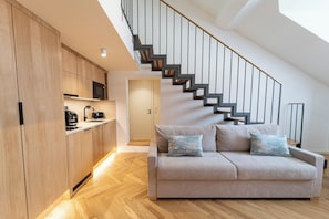 Classic-lejlighed - 2 soveværelser - ikke-ryger - mezzanin | Opholdsområde | 55-tommers smart-tv med digitale kanaler