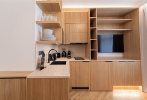 Klassiek appartement, 1 slaapkamer, niet-roken, airconditioning | Privékitchenette | Een minikoelkast, een microgolfoven, een kookplaat, een vaatwasser