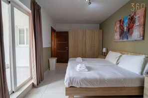 4 عدّة غرف نوم ومكتب ومكواة/لوح كي وسرير سفر