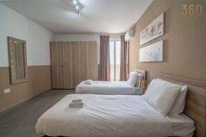 5 عدّة غرف نوم ومكتب ومكواة/لوح كي وسرير سفر