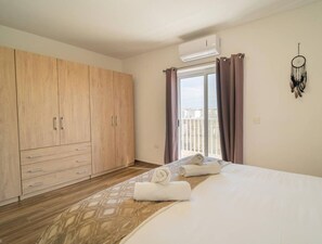 1 chambre, bureau, fer et planche à repasser, Wi-Fi
