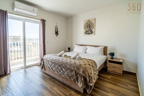 1 bedroom, desk, iron/ironing board, WiFi