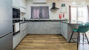 ثلاجة، ميكروويف، فرن، موقد طهي مسطح