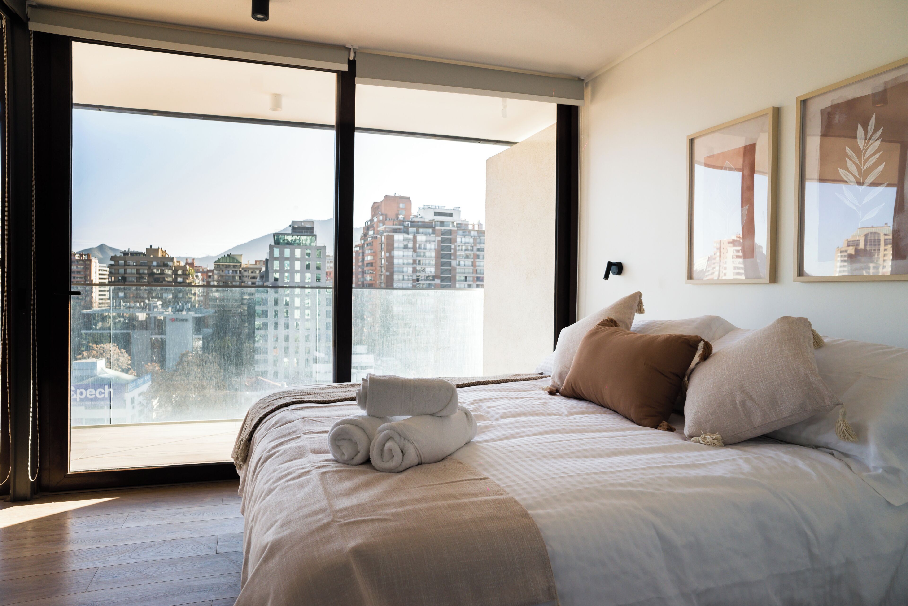 Apartamento superior, sacada | Espaço de trabalho para notebook, ferros/tábuas de passar roupa