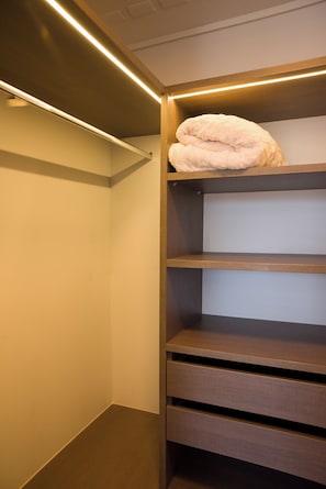 Espacio para trabajar con laptop y tabla de planchar con plancha
