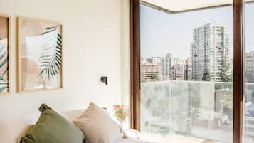 Apartamento standard, sacada | Espaço de trabalho para notebook, ferros/tábuas de passar roupa