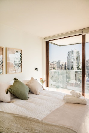 Espacio para trabajar con laptop y tabla de planchar con plancha