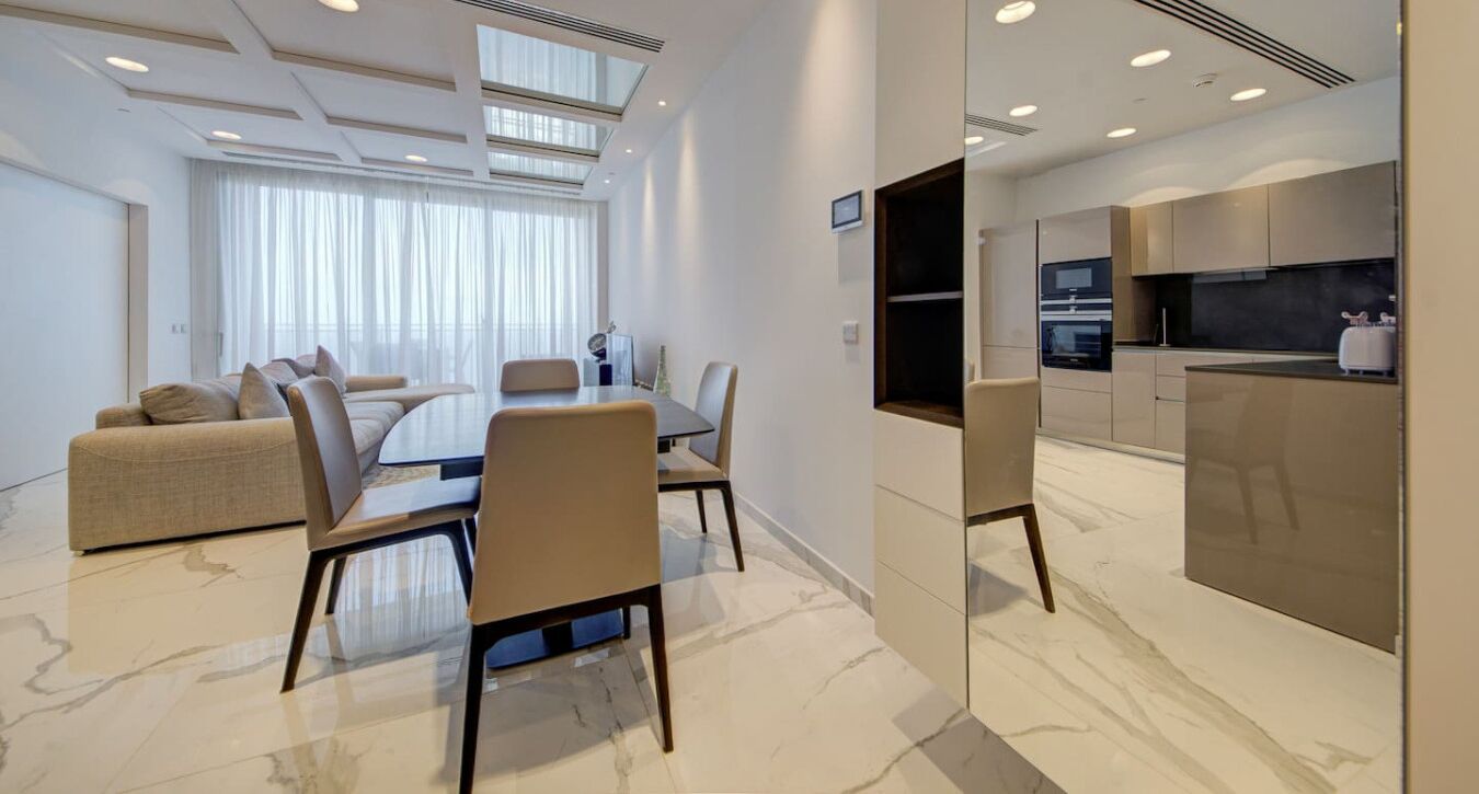 Un intérieur moderne comprenant un coin repas, un canapé et une cuisine.