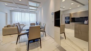 Un interior moderno con comedor, sofá y cocina.