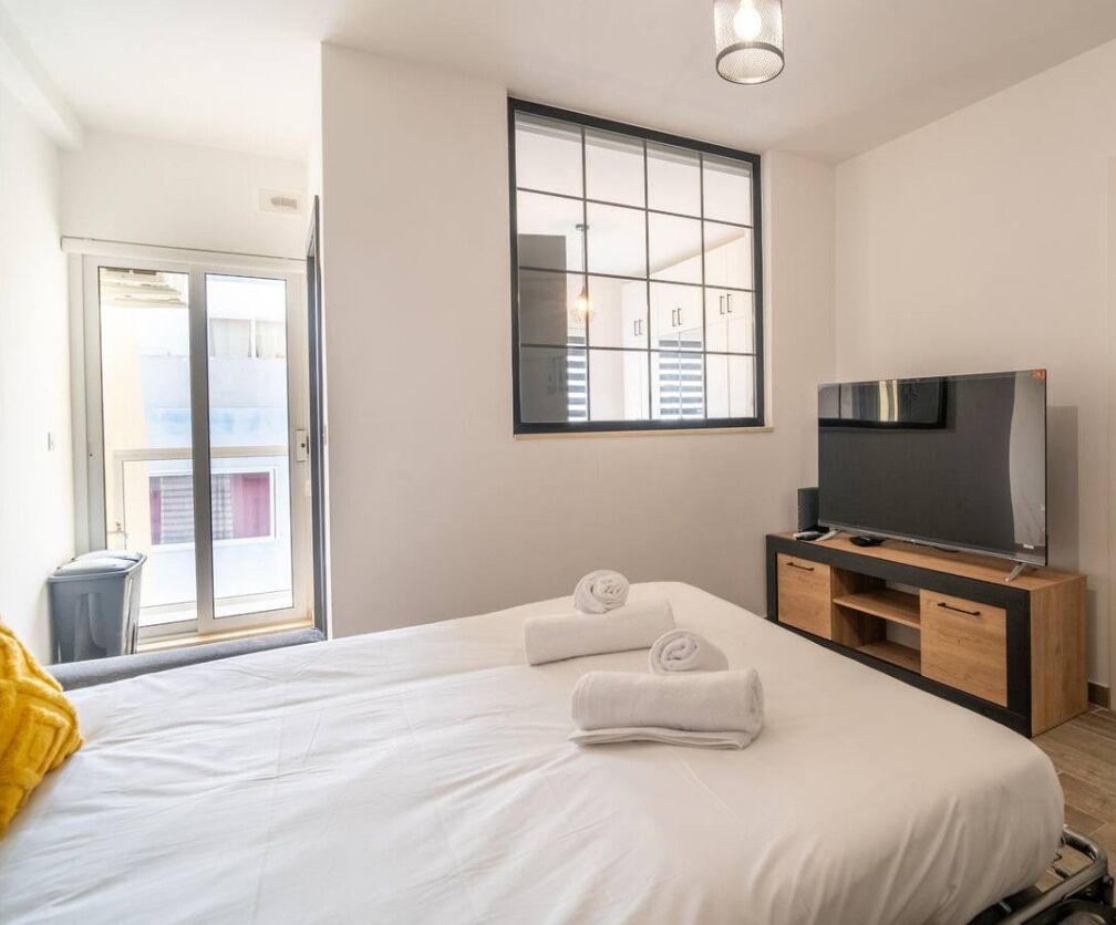 2 bedrooms, desk, WiFi, bed sheets