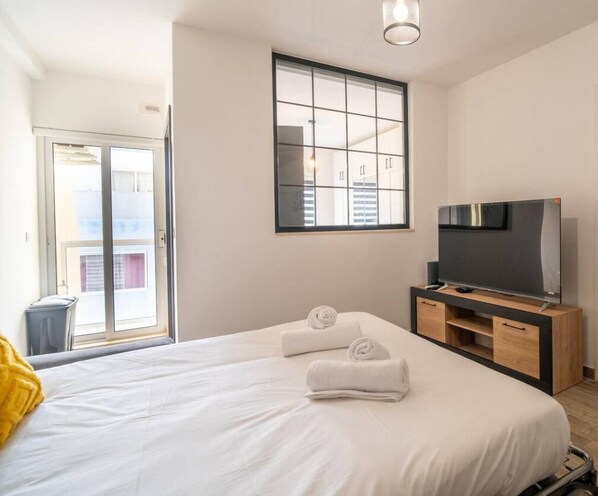 2 bedrooms, desk, WiFi, bed sheets