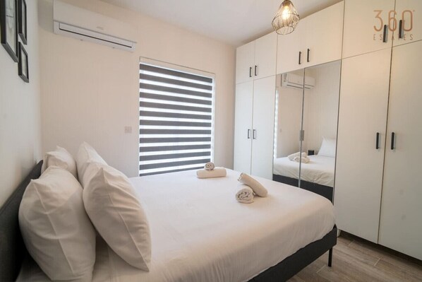 2 bedrooms, desk, WiFi, bed sheets