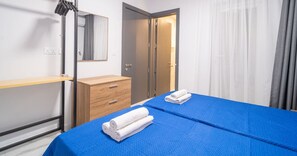 2 Schlafzimmer, Schreibtisch, Bügeleisen/Bügelbrett, Reisekinderbett