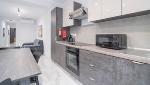 Kühlschrank, Mikrowelle, Ofen, Wasserkocher mit Kaffee-/Teezubehör