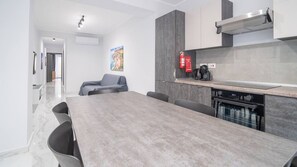 Réfrigérateur, micro-ondes, four, cafetière/bouilloire