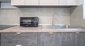 Kühlschrank, Mikrowelle, Ofen, Wasserkocher mit Kaffee-/Teezubehör