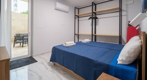 2 chambres, bureau, fer et planche à repasser, lit parapluie