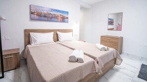 2 habitaciones, escritorio y tabla de planchar con plancha