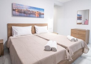 2 soveværelser, skrivebord, strygejern/strygebræt, weekendseng