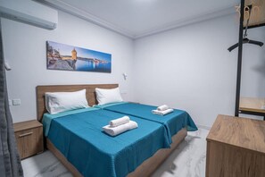 2 makuuhuonetta, työpöytä, silitysrauta/-lauta, vauvan matkasänky