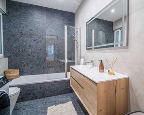 Secador de pelo, toallas