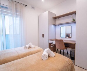 2 habitaciones, escritorio, tabla de planchar con plancha y wifi 