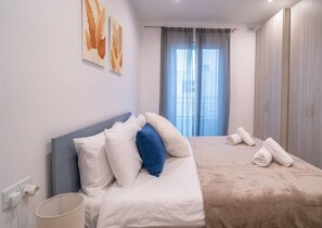 2 bedrooms, desk, iron/ironing board, WiFi