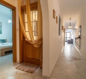 3 Schlafzimmer, Schreibtisch, Bügeleisen/Bügelbrett, WLAN