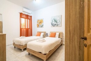 3 soverom, skrivebord, strykejern/-brett og reiseseng for barn