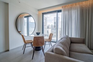 TV - The Official Mercury Suites - Beautiful home w/AC (St. Julian`s)
