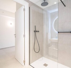 Hair dryer, towels - The Official Mercury Suites - Beautiful home w/AC (St. Julian`s)