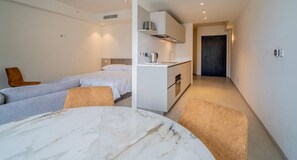 1 bedroom, desk, iron/ironing board, travel cot - The Official Mercury Suites - Beautiful home w/AC (St. Julian`s)