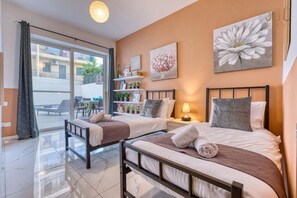 3 chambres, bureau, fer et planche à repasser, lit parapluie