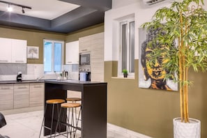 Réfrigérateur, micro-ondes, plaque de cuisson, lave-vaisselle