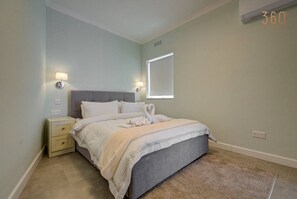 2 bedrooms, desk, iron/ironing board, WiFi