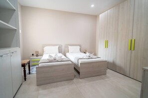 4 bedrooms, desk, iron/ironing board, WiFi