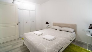 3 habitaciones, escritorio, wifi y ropa de cama